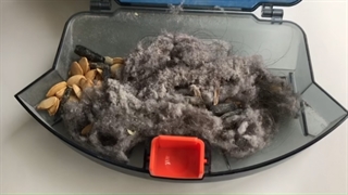 نمایش مخزن زباله و برس جارورباتیک سگوبو پس از نظافت