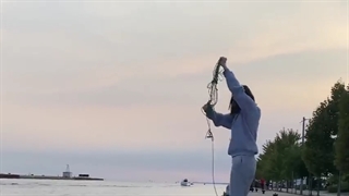 با_آهنربا_از_کف_آب_عتیقه_کشیدیم_بیرون_Vlog__Magnet_Fishing(480p)