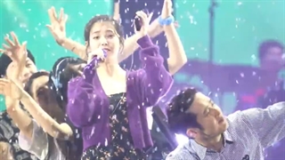 کنسرت آهنگ merry Christmas in advance آیو