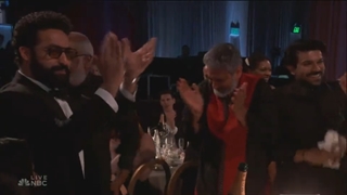 ✦ · ─ جنا(ونزدی) در حال اهدا جایزه بهترین اهنگ اورجینال به "Naatu Naatu  