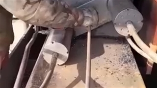 گوشه‌ای از تراشیدن میلگرد ساده آیین صنعت