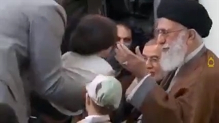 رفتار جالب و آموزنده رهبر عزیز ایران با کودکان
