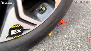 چالش له کردن وسایل زیر چرخ ماشین هندوانه در مقابل چرخ ماشین