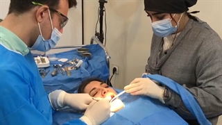 فیلم کاشت دو واحد ایمپلنت دندان