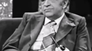 هویدا از آن دوران می گوید : با سگ هم ردیف بودیم ...