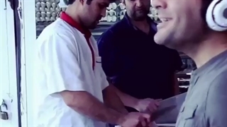 وقتی با هدزفری اهنگ گوش میدی