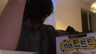 لایو جونگ کوک۲۳----وایی بم من دیگه جا واسه خوردن ندارم ولی میشه یه لیوان دیگه برام آبجو بیاری....(چیزی که در لایو کوک به بم گفت)