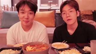 ویدیو موکبانگ بکهیون با دوست لاولایت‌ـش با زیرنویس فارسی چسبیده 