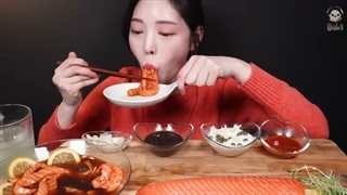 اسمرفود/ماهی سالمون خام/سس سویا/سس سفید