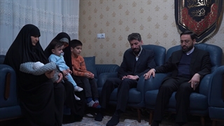 حضور قائم‌مقام تولیت آستان قدس در منزل خانواده دارای ۸فرزند