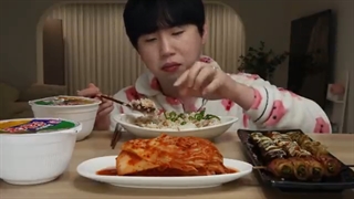 اسمرفود/خوردن برنج/تن ماهی/سس سفید/ نودل/کیمچی/مرغ کبابی