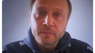 لم یکتفِ بما سرقه والده.. "درید رفعت الأسد" یعلن عرض لوحاته للبیع من أجل دعم المتضررین من الزلزال