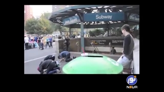 نماز خواندن ۲ جوان و  واکنش آمریکایی ها