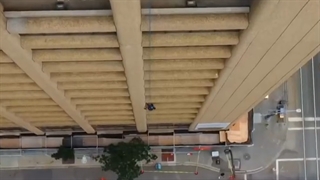 فرود طناب کاران از برج برای نماشویی ساختمان