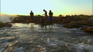 ماهیگیری بر فراز آبشار - بخشی از رخشاره هَرباسپ مردمان