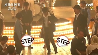 سکانسی از سریال ماشین تحریر شیکاگو که شبیه مایکل جکسون میرقصن...((: