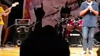 اجرای بکهیون به همراه بندش در دوران مدرسه