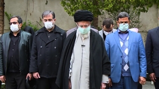 اقامه نماز رهبر معظم انقلاب بر پیکر دکتر حسن غفوری فرد ۱۴۰۱/۱۲/۱۹ جراحی بینی