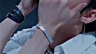 هیونجین♡♡ هیونجین هم از دسته ای که بعد چند سال هم نمی فهمی رو استیج چند بُعد داره یونو