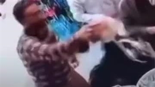 اینطور ک معلومه اون اقا اصلا بی احترامی نکرده و هیچ کار اشتباهی هم انجام نداده!!!!!کپشنننننن