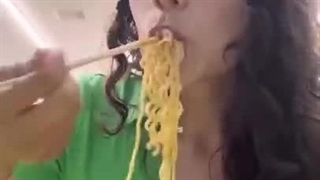 ولی  نودل های بولداک در حد چی تنده میتونم بگم واقعا کل صورتم بی حس شده بود بعد خوردنش @~@ دختره شانس آورد از اون قرمزا نخورد://