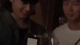 جونگ کوک به همراه دوستش مینگیو از Seventeen و سردبیر مجله WKorea در مهمانی لویی ویتون