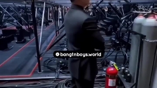 دوستان ایشون یکی از بادیگارد های پسرا 《BTS》هست که جدید آرمیا خیلی بهش توجه کردن شما فقط ببینید که چطوری از پسرا محافظت می کنه:)