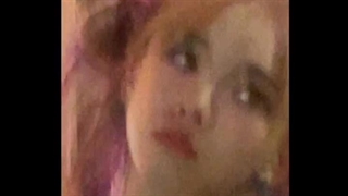 کارینا با این اوت فیت صورتی  و این صدای محشر رو نمیتونم هضم کنم.....