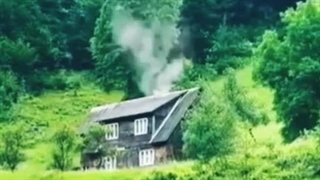 کلبه چوبی وسط جنگل :) خیلی خوبه :))