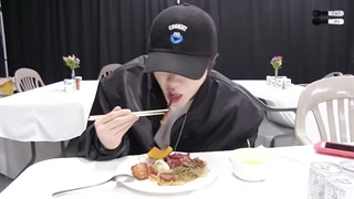 غذا خوردن با جین بی تی اس