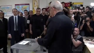 Cumhurbaşkanı Adayı Kemal Kılıçdaroğlu, Eşi Selvi Kılıçdaroğlu ile Birlikte Oy Kullanıyor