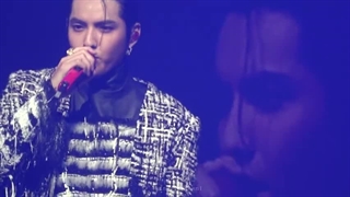 فنکم اجرای آهنگ Bad Girl از کریس در کنسرت Tian Di East West AliveTour