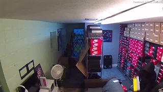 سرقت از انبار کفش هایی که تنها یک لنگه بودند