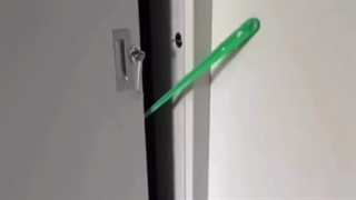 ببین چه بامزه درب رو باز می کنه