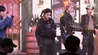 فنکم wooyoung از ایتیز ateez در اجرای bouncy