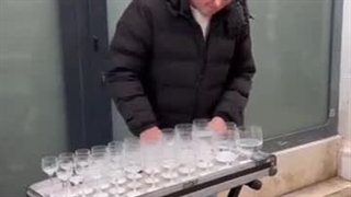 نواختن موسیقی معروف «هری پاتر» با لیوان!