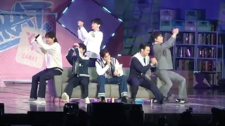 اجرای آهنگ Pretty U از seventeen (سونتین) در کنسرت in Carat Land 2023