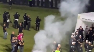 آشوب در فوتبال برزیل: پرتاب مواد آتش زا به درون زمین!