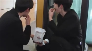 وقتی دور از چشم دوستات خوراکی میخوری...