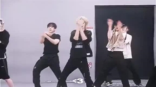 فلیکس با موهای آبی ♡♡