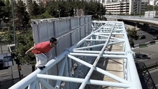 پرش خطرناک پارکور کار ایرانی از روی پل عابر پیاده