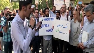 اجتماع جمعی از جوانان در مقابل سفارت سوئد در پی توهین به قرآن کریم