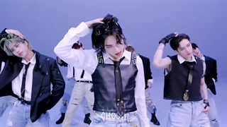 اجرای آهنگ S_Class ازStray Kids در استودیو چوم