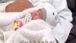 نگاه‌ کنید‌ بچه وقتی‌،اسم‌ مولا علی‌ به گوشش میرسه بیدار میشه میخنده دوباره میخوابه  "❤