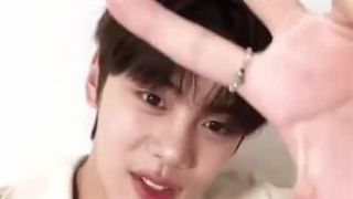 ⋆ ویدیو QR منتشر شده از کیم گیووین " Kim Gyuvin " عضو گروه زیروبیس‌وان ZeroBaseOne برای پروموشن‌های ' our in bloom days '