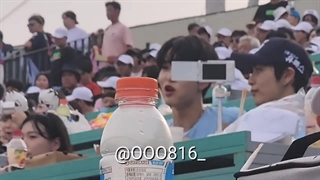 ووسوک و سونگمین برای تشویق تیم Lotee Giants به مسابقشون رفتن