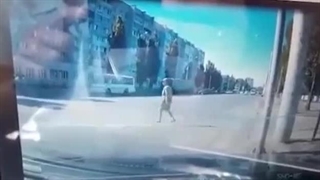 برخورد یک اتوبوس با یک زن، مجروح شدن زن در وسط خیابان