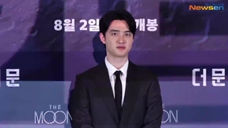 کات عکس برداری دی او به همراه بازیگران فیلم سینمایی The Moon قبل از شروع پرس کنفرانس