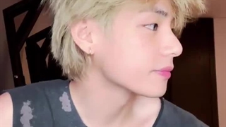 تهیونگ همین الان اومد لایو تا پز ناخون هاشو بده:))