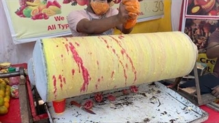 بستنی سازی روی غلتک دستی | غذاهای خیابانی هند